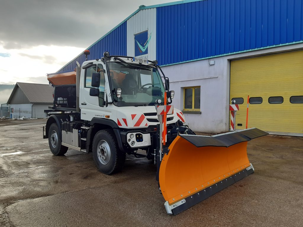 Un Unimog en version chasse-neige - Construction Cayola